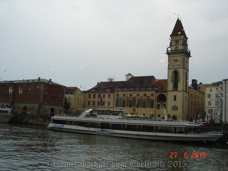 das Rathaus vom Fluss aus gesehen.jpg -                                